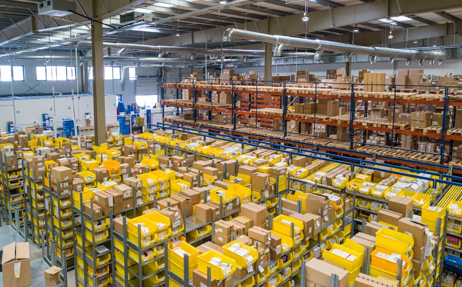 Paletli ürünlerle dolu depo — ERP Light çözümü