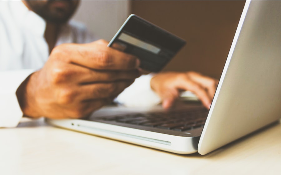 Dizüstü başında kredi kartıyla alışveriş — e-ticaret altyapısı