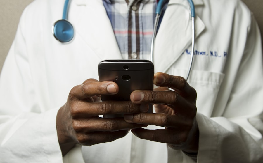 Beyaz önlüklü hekim elinde telefon — klinik randevu projesi